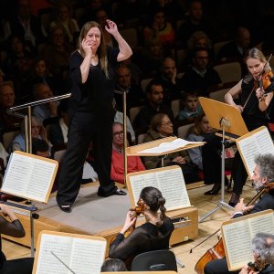 Simone Young regresa al frente de la OCNE con obras de Mozart y Szymanowski